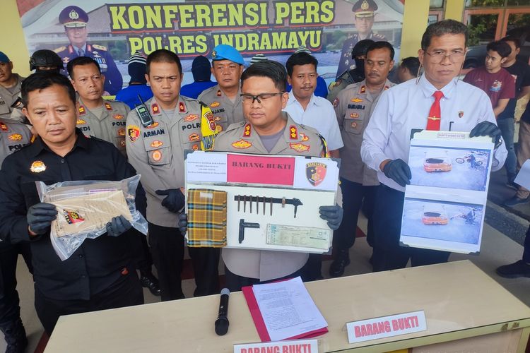 Jajaran Polres Indramayu Jawa Barat melakukan gelar perkara spesialis pencurian sepeda motor yang dilakukan dua pemuda, di Mapolres Indramayu, pada Senin (20/2/2023)
