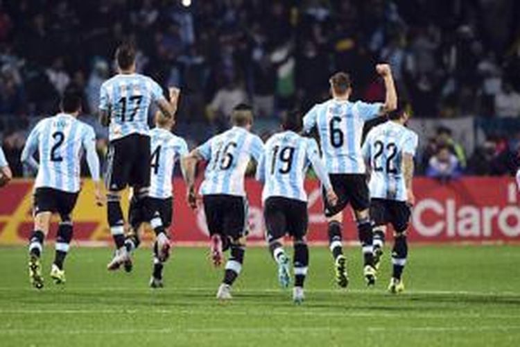 Para pemain Argentina bersorak setelah menang adu penalti atas Kolombia pada perempat final Copa America 2015, Jumat (26/6/2015). 