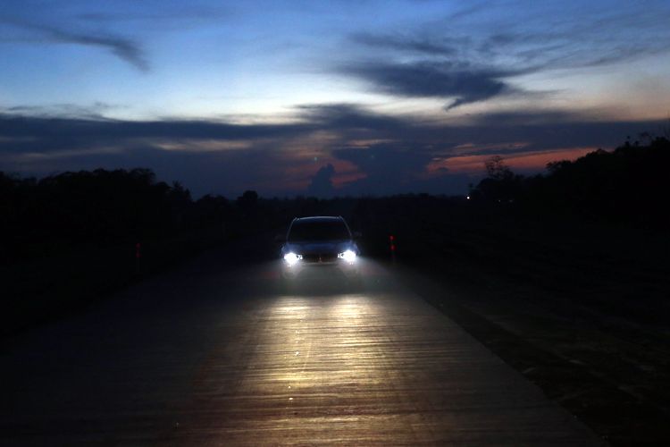 Cahaya lampu depan Bi-Xenon BMW X3 saat melintas di Jalan Tol Pejagan-Pemalang. BMW X3 adalah kendaraan operasional tim Merapah Trans-Jawa 2017 Kompas.com dan Otomania.com