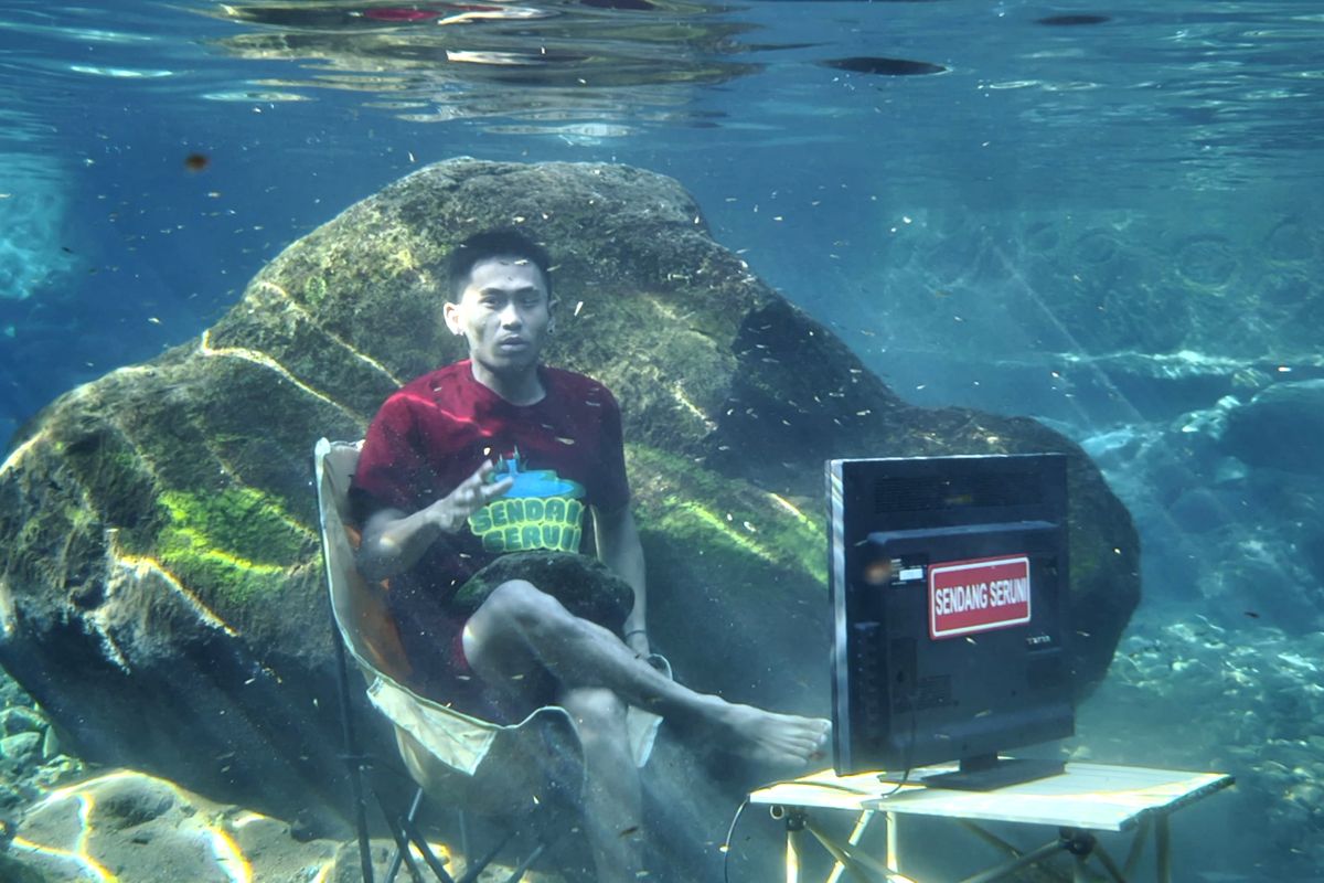 Pengelola saat menjajal spot foto underwater di Sendang Seruni Banyuwangi, Selasa (10/6/2025).