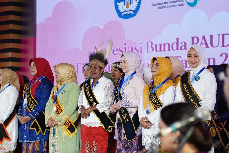Bunda PAUD Kabupaten Asmat Orpa Susana Kambuaya saat menerima penghargaan Kemendikbudristek dalam ajang Apresiasi Bunda PAUD Nasional 2023, Rabu (11/11/2023).

