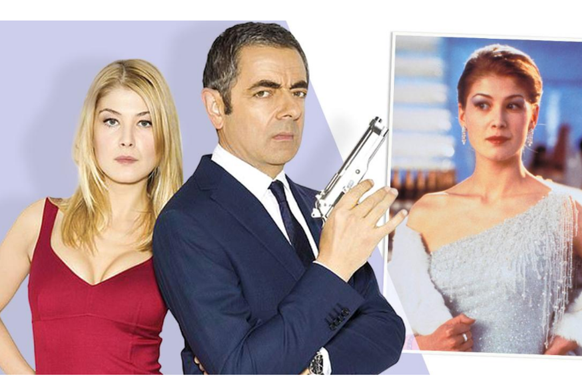 Rosamund Pike mengungkap bagaimana ukuran payudaranya dimodifikasi hingga menjadi besar, pada poster film komedi Johnny English Reborn pada tahun 2011 silam.