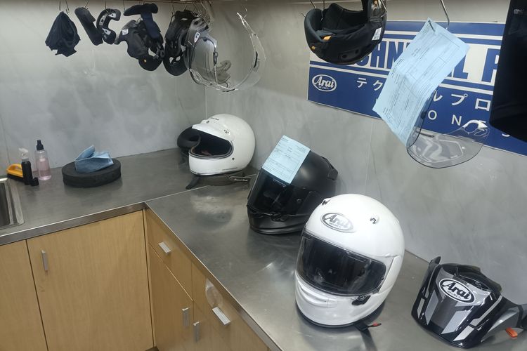 Cuci helm Arai gratis di Arai Technical Pro Shop Indonesia