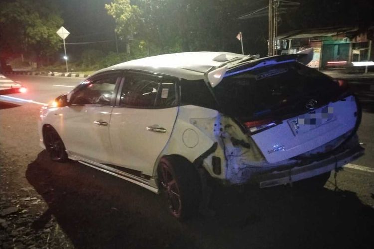 KECELAKAAN: Kondisi mobil usai membentur pembatas jalan dan menbarak pohon di Jalan Yogyakarta-Solo daerah Purwomartani, Kapanewon Kalasan, Kabupaten Sleman, DIY, Kamis (16/1/2025) dini hari.