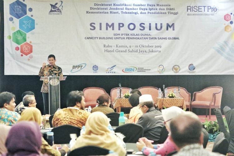 Dirjen SDID Ali Ghufron Mukti menyemangati alumni Research and Innovation in Science and Technology Project (RISET-Pro) Non Gelar saat membuka Simposium SDM Iptek Kelas Dunia Capacity Building untuk Peningkatan Daya Saing Global di Jakarta pada Rabu (9/10/2019).