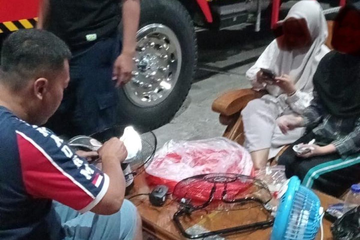 Damkarmat Kota Yogyakarta membantu mahasiswi UIN Sunan Klaijaga merakit kipas angin.