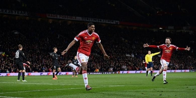 Marcus Rashford merayakan gol Manchester United pada babak 32 besar Liga Europa, Kamis (25/2/2016).