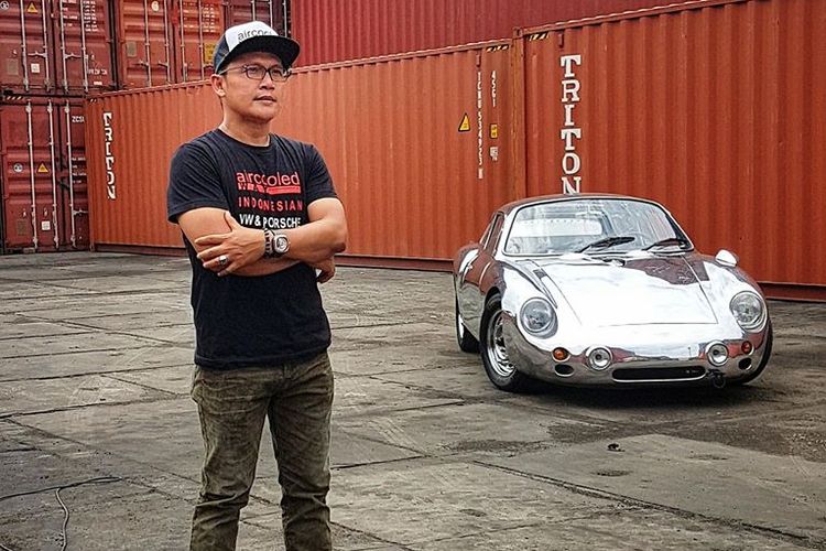 Wahyu Pamungkas atau yang akrab disapa Yudi berfoto bersama hasil karyanya replika Porsche 356.