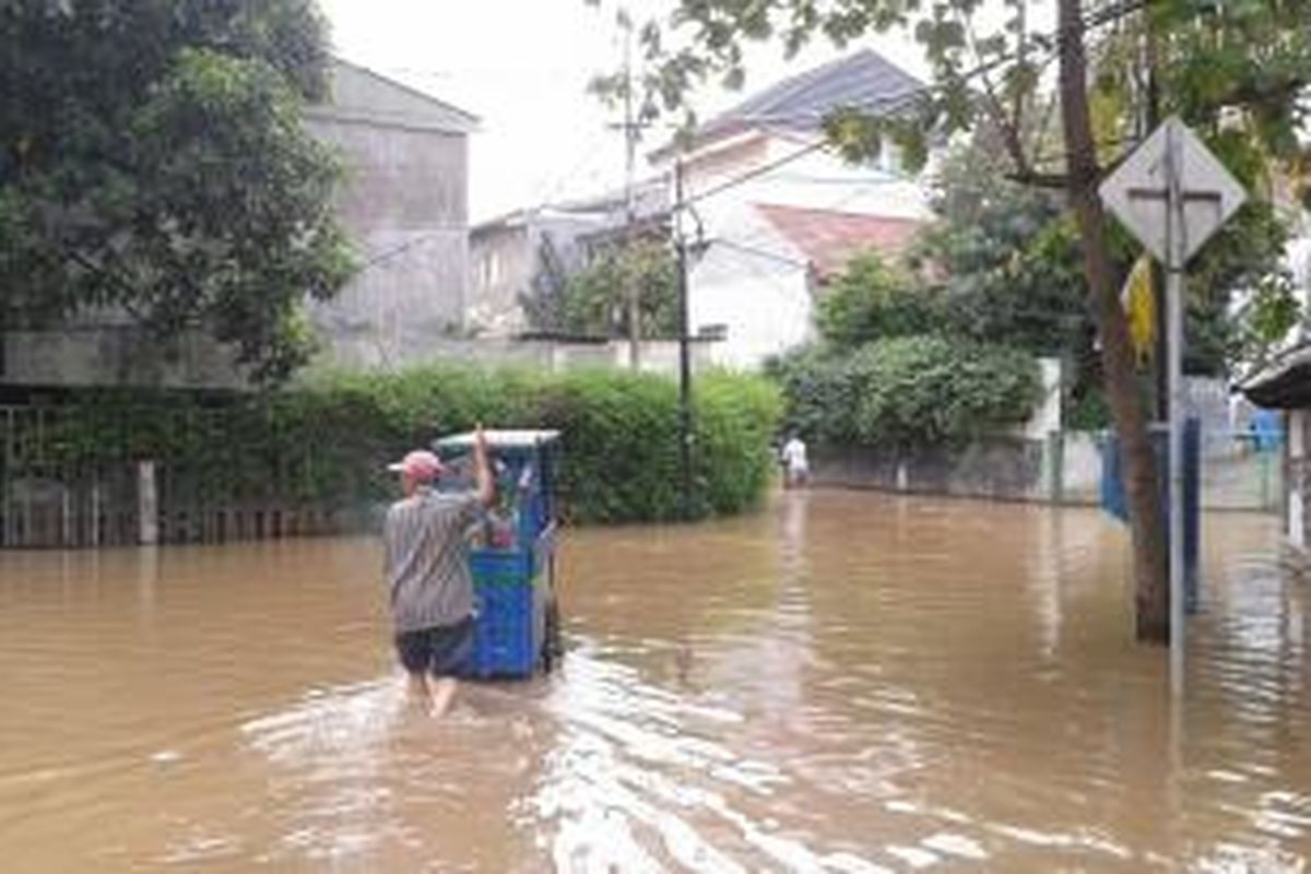 Kompeks Bank di Jalan Bank Raya, Pela Mampang, Jakarta Selatan banjir sejak Senin (24/11/2014) malam.