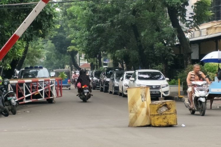 Puluhan mobil pribadi terparkir di badan Jalan Dokter Susilo, Grogol Petamburan, Jakarta Barat, Minggu (19/11/2017).