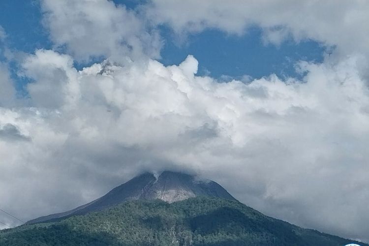 Visual Gunung Lewotobi Laki-laki saat terjadi erupsi pada Jumat (2/2/2024).
