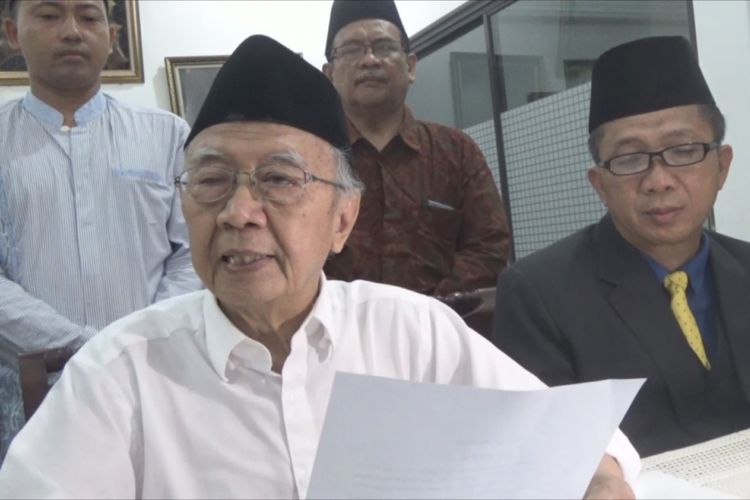 Pengasuh Pesantren Tebuireng Jombang, KH. Salahuddin Wahid, didampingi Mif Rohim, Ketua Pusat Kajian Hasyim Asyari Tebuireng, saat menggelar jumpa pers di Dalem Kasupuhan Pesantren Tebuireng, terkait insiden pembakaran bendera. 