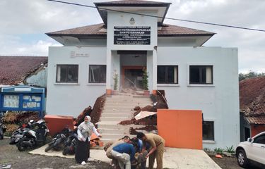 Dinas Ketahanan Pangan dan Peternakan Balai Pembibitan dan Pengembangan Inseminasi Buatan Kabupaten Cianjur rusak akibat gempa hari ini, Senin (21/11/2022).