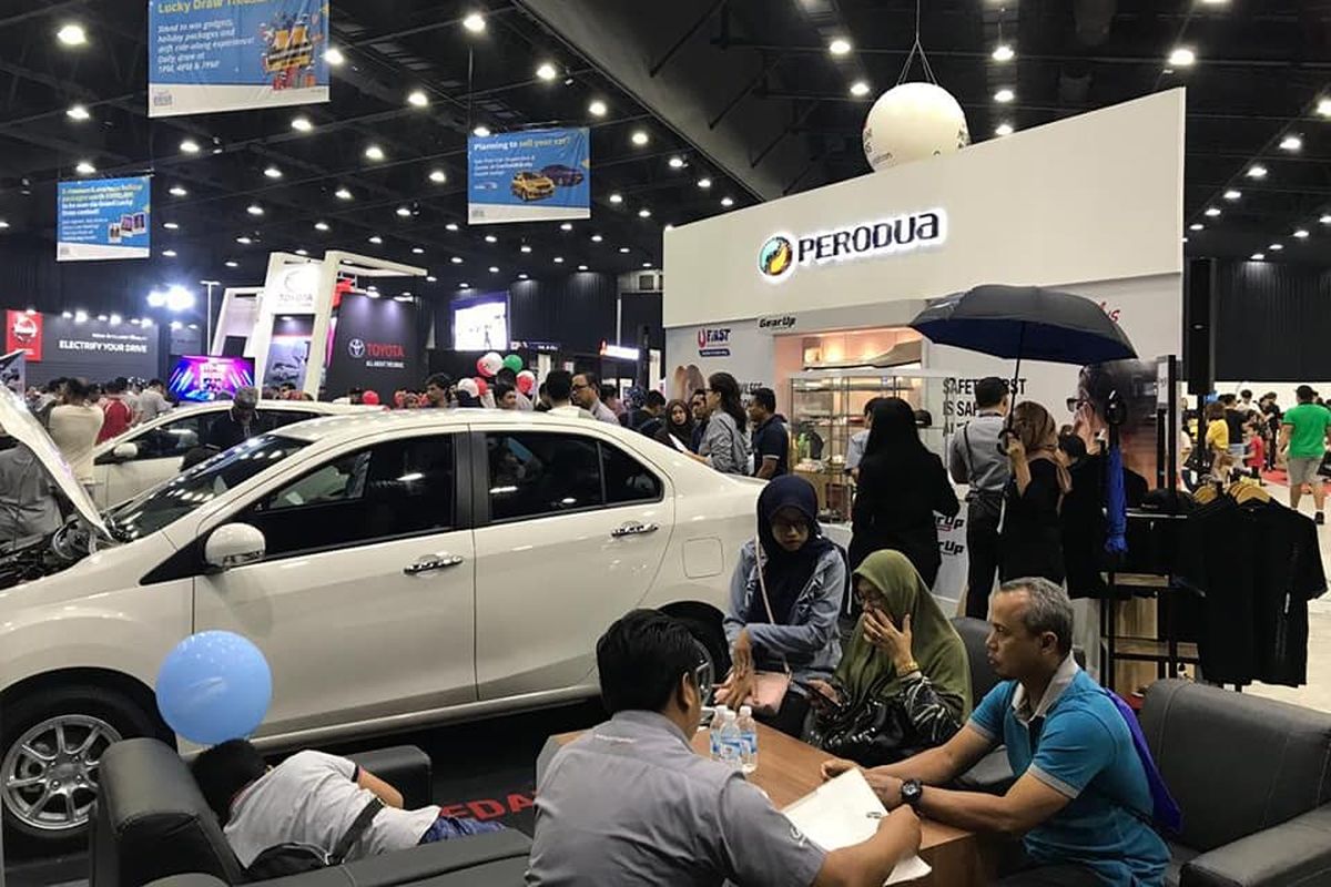 Ilustrasi booth Perodua di sebuah pameran otomotif di Malaysia.