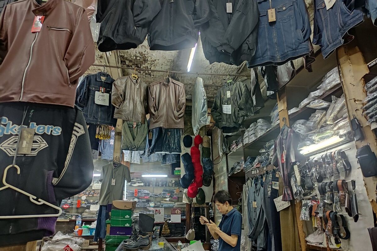 Beberapa koleksi jaket kulit dengan kualitas asli alias original dijual di Toko Mega Segar, Bogor, Jawa Barat.