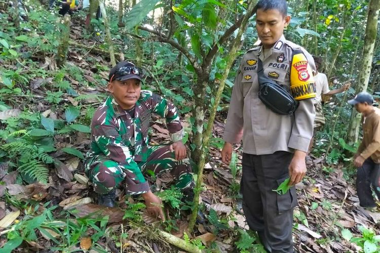 Barang bukti sebilah badik ditemukan oleh aparat kepolisian yang menggelar olah tempat kejadian perkara (TKP) kasus KDRT yang mengakibatkan satu korban tewas di Kabupaten Gowa, Sulawesi Selatan. Kamis, (2/10/2025).