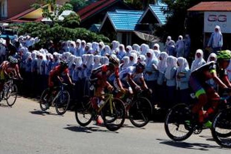 Pebalap sepeda bertanding pada etape empat Tour de Singkarak 2013 dengan rute Sijunjung-Pulau Punjung, Sumatera Barat, Rabu (5/6/2013). Pebalap dari OCBC Singapore Continental Cycling Team, Sea Keong Loh tampil sebagai juara etape tesebut.