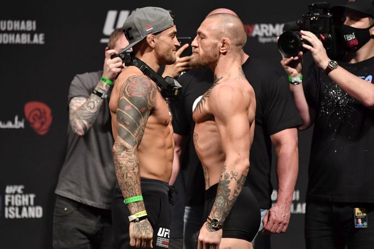 Dustin Poirier dan Conor McGregor berhadapan pada sesi timbang badan jelang UFC 257 di Fight Island, Abu Dhabi, Uni Emirat Arab, pada 22 Januari 2021.