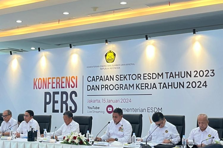Konferensi pers Capaian Sektor ESDM Tahun 2023 dan Program Kerja Tahun 2024 di Kantor Kementerian ESDM, Jakarta, Senin (14/1/2024).