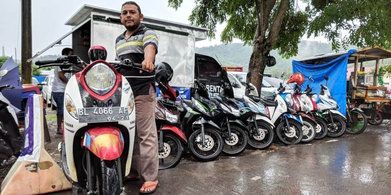 Zulkarnain, pemilik usaha rental sepeda motor di Pelabuhan Balohan, Kota Sabang, Aceh, Jumat (10/5/2019).