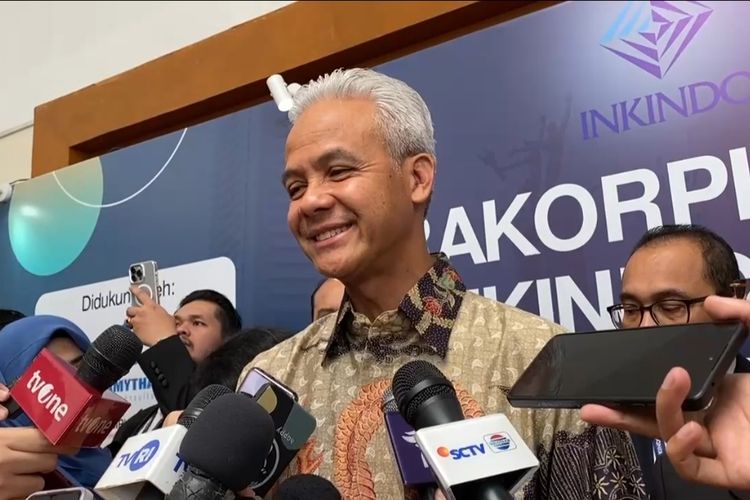 Calon presiden nomor urut 3 Ganjar Pranowo memberikan keterangan pers di Hotel Grand Sahid Jaya, Jakarta, Kamis (14/12/2023).