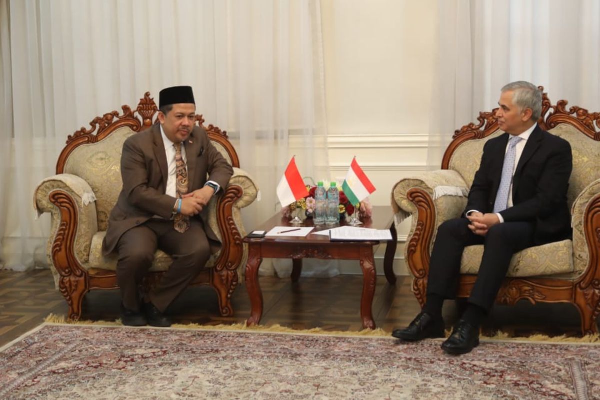 Wakil Ketua DPR RI Fahri Hamzah (kiri) bertemu dengan Deputy Minister of Foreign Affairs Tajikistan, Khusrav Noviri (kanan), di Dushanbe, Tajikistan Kamis(19/9/2019). 