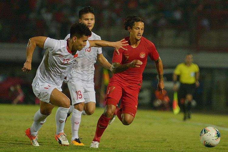 Pesepak bola Timnas Indonesia Irfan Bachdim (kanan) melewati pesepak bola Timnas Vietnam Vu Van Thanh (kiri) dalam pertandingan Grup G Kualifikasi Piala Dunia 2022 zona Asia di Stadion I Wayan Dipta, Gianyar, Bali, Selasa (15/10/2019). Indonesia kalah dari Vietnam dengan skor 1-3.