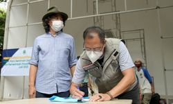 Saksikan Penyaluran Bansos ke Seniman, Kang Emil Sebut Saat Ini Tidak Ada Pilihan Ideal