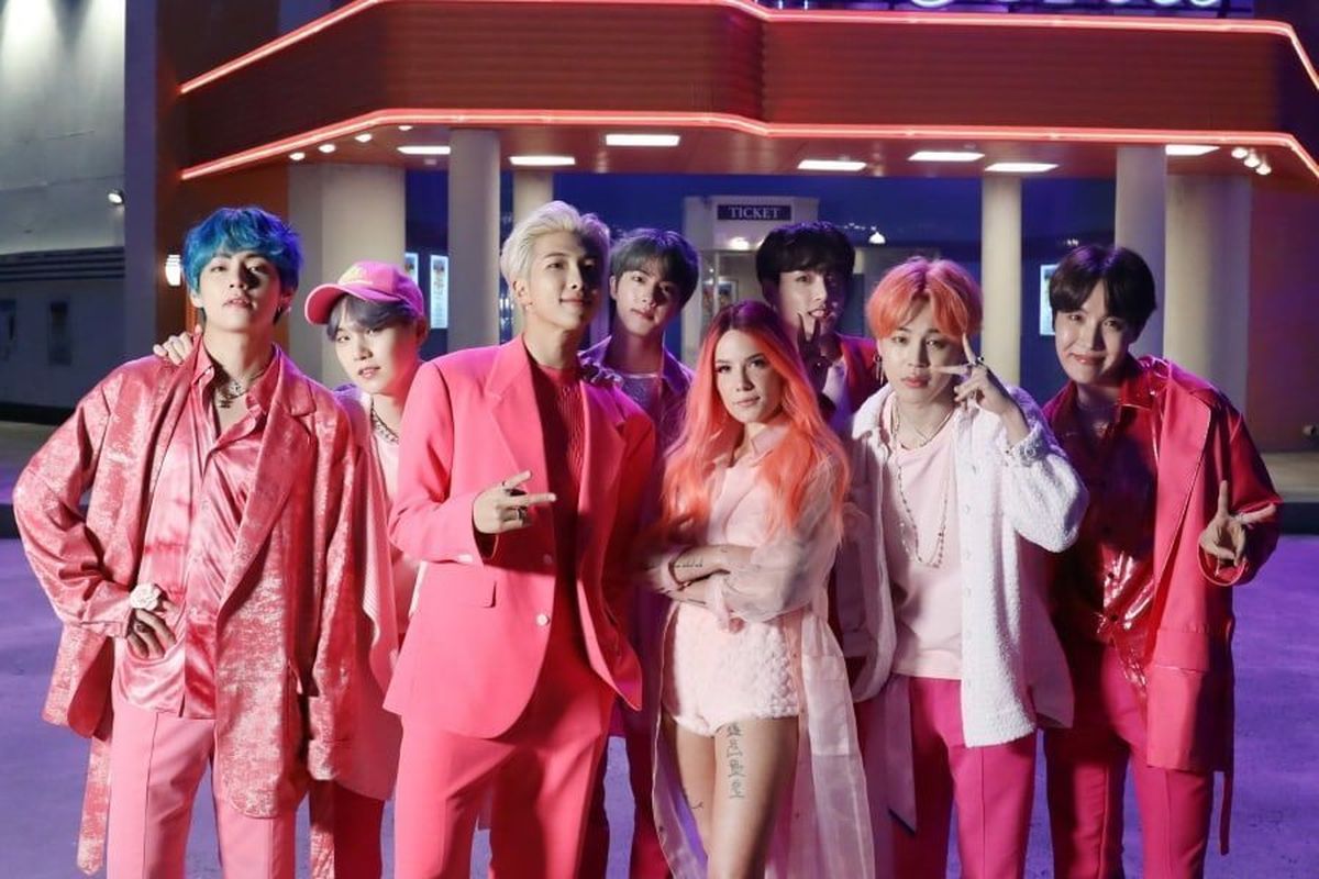 Boyband asal Korea Selatan BTS berpose dengan penyanyi AS Halsey di lokasi shooting video musik Boy With Luv.