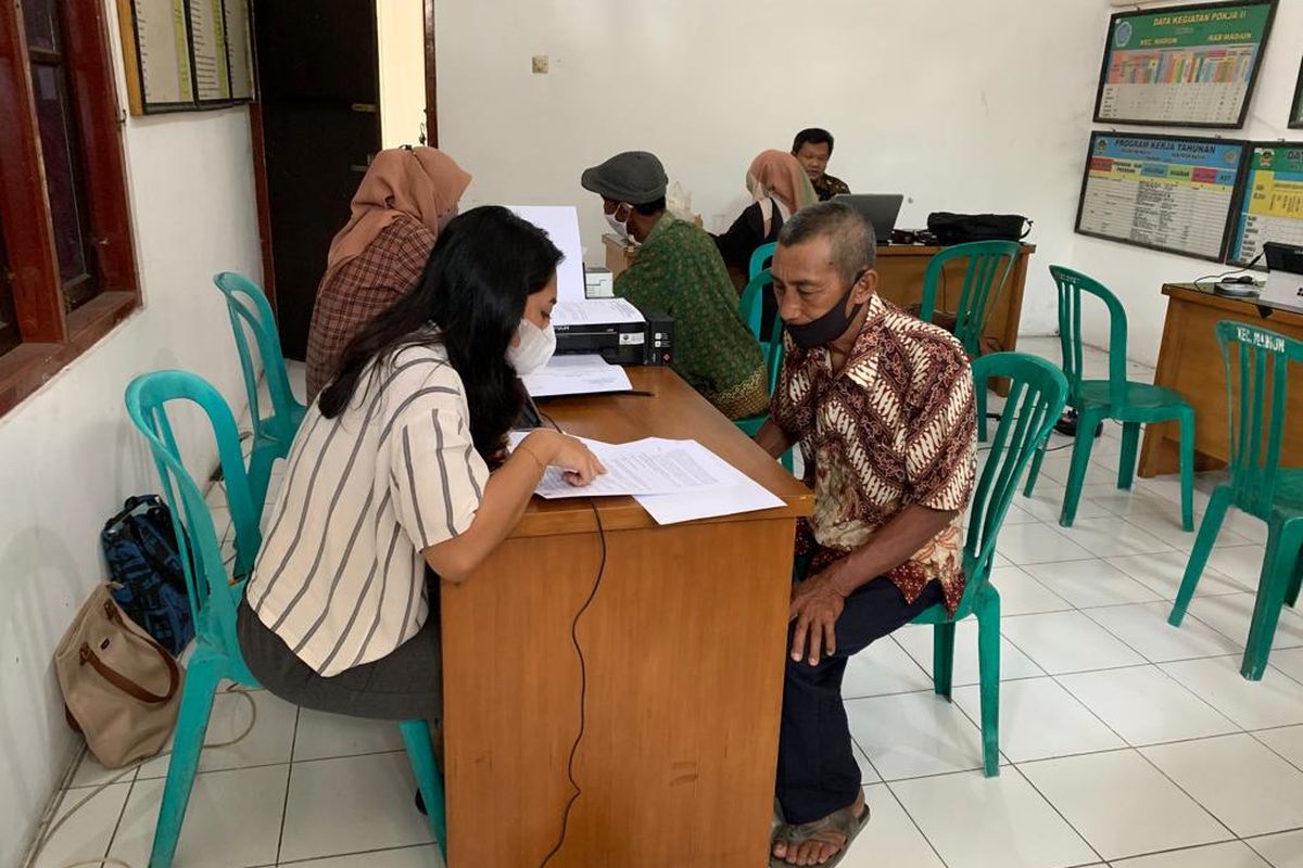 DIPERIKSA--Penyidik Kejaksaan Negeri Kabupaten Madiun memeriksa seorang petani penerima pupuk bersubsidi di Kantor Kecamatan Madiun, Kabupaten Madiun, Jawa Timur, Rabu (14/9/2022). 