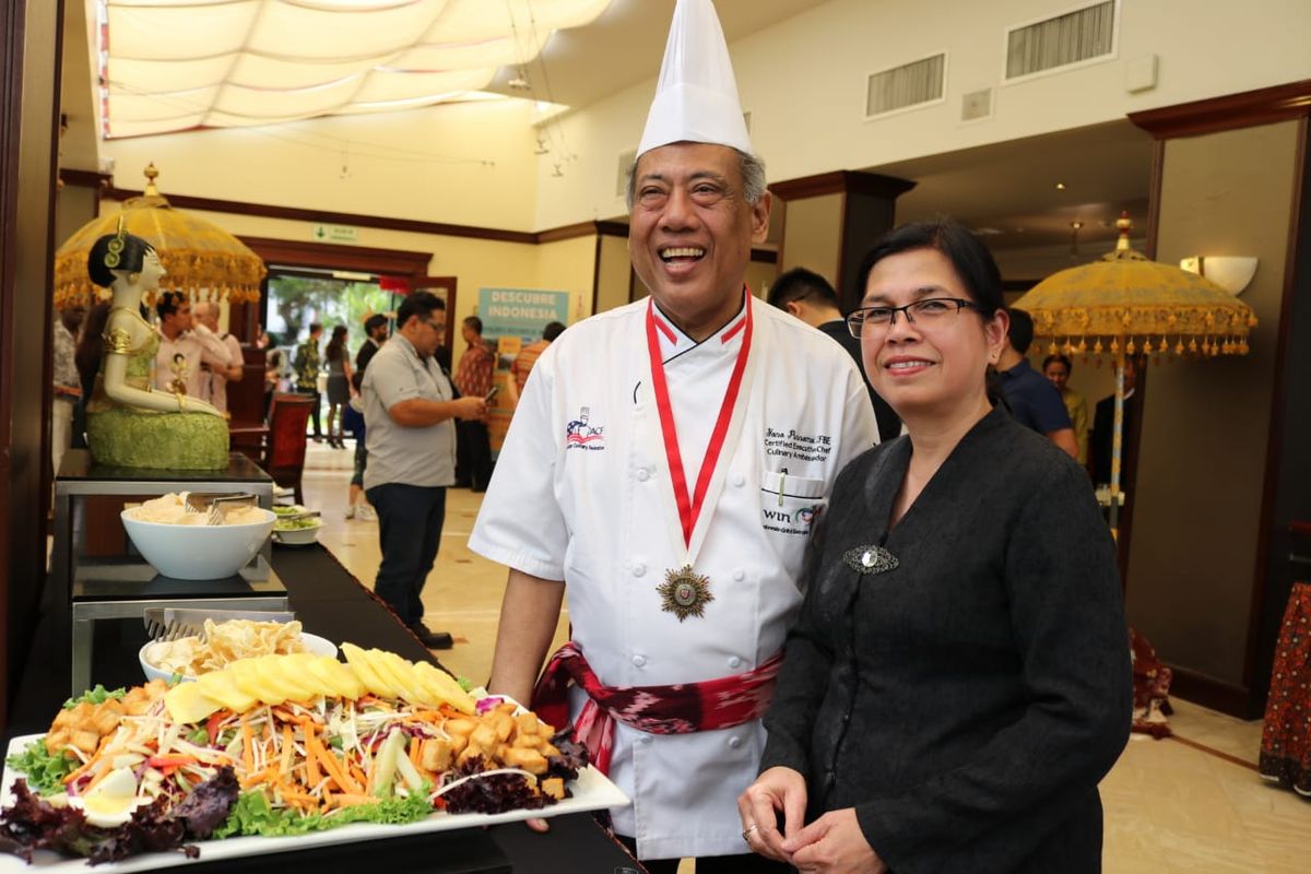 Duta Besar Marina Estella Anwar Bey berpose dengan Chef Widjiono Purnomo (Yono) pemilik restoran Indonesia (Yonos Restaurant) di Albany, New York, dalam jamuan kuliner Nusantara, di Hotel Melia, Lima, Peru, Kamis (4/4/2019). 