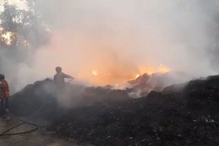 Sebuah pabrik penyulingan daun cengkeh di desa Sangkanherang Kecamatan Jalaksana Kabupaten Kuningan Jawa Barat terbakar pada Rabu (23/8/2023)
