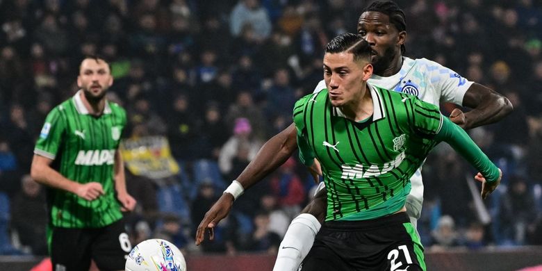 Bek Timnas Indonesia, Jay Idzes, berduel dengan penyerang Inter Milan Marcus Thuram. Inter Milan tampil dominan saat menundukkan Sassuolo dengan skor 5-0 dalam lanjutan pekan ke-24 Serie A 2025-2026 di Stadion MAPEI, Reggio Emilia, Senin (9/2/2026) dini hari WIB.