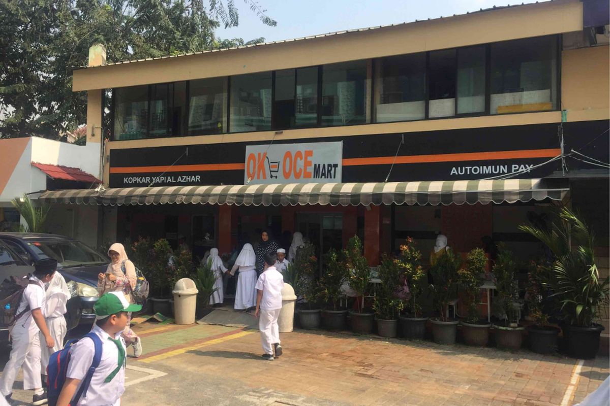 OK-OCE Mart di kompleks Yayasan Asrama Pelajar Islam (YAPI) Al Azhar, Jalan Sunan Giri, Jakarta Timur tampak ramai pengunjung, Senin (3/9/2018).  Pantauan Kompas.com di lokasi sekitar pukul 13.30 WIB, tampak toko yang berada di dalam kompleks YAPI Al-Azhar ini dipenuhi pengunjung yang mayoritas merupakan pelajar serta orangtua yang menjemput anaknya pulang sekolah.