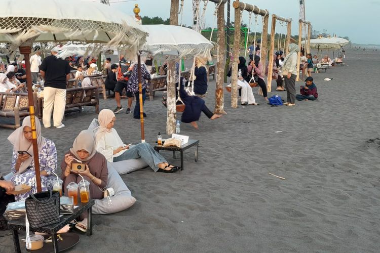 Suasana sore di De Cafa, Tempat Nongkrong di Pantai Glagah Kulon Progo (17/4/2026).