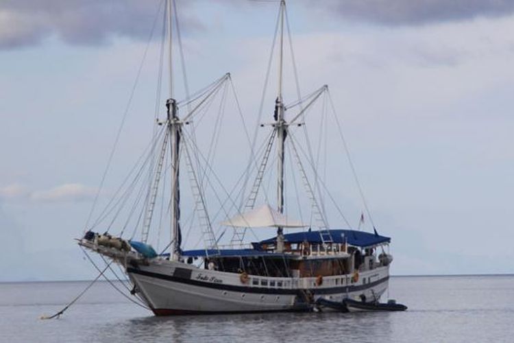 Sebuah kapal phinisi berlabuh di perairan Pulau Arborek, Kabupaten Raja Ampat, Papua Barat, Kamis (5/5/2016). Luas pulau berpasir putih dan dipenuhi homestay ini cuma 6 hektar. Desa Arborek pernah meraih juara satu sebagai Kampung Wisata Terbaik se Papua Barat. Berjalan kaki sepanjang pantai atau memasuki perkampungan sangat disukai wisatawan.