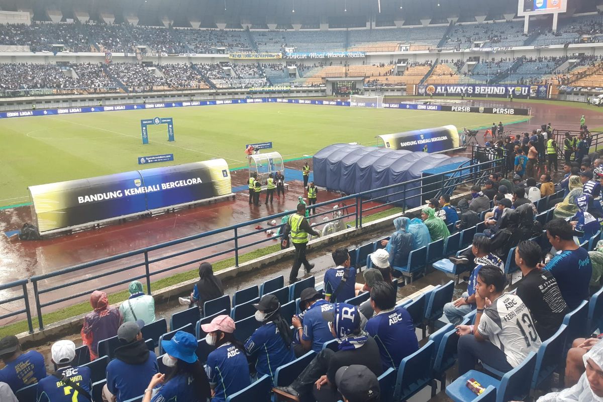 Suasana di dalam Stadion Gelora Bandung Lautan Api saat Persib Bandung melawan Persija Jakarta dalam Liga 1 2022-23.
