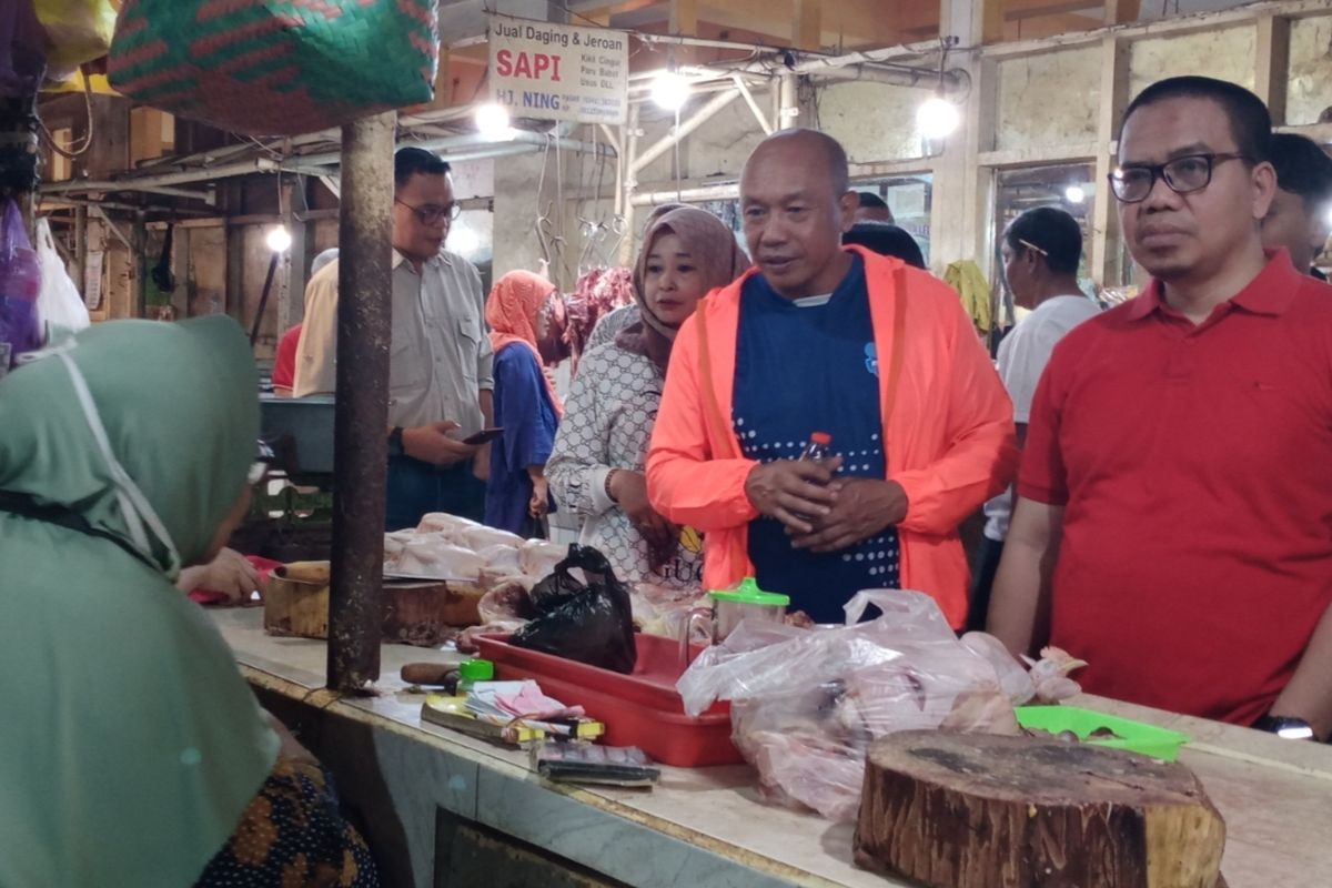 Ketua Komisi B DPRD Kota Malang, Bayu Rekso Aji (berkacamata) dan anggota lainnya bersama Kepala Diskopindag Kota Malang, Eko Sri Yuliadi (jaket oranye) mengunjungi pedagang di Pasar Besar Malang, Minggu (12/1/2025). 