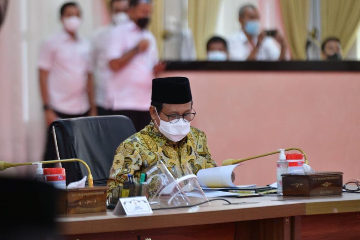 Mendes PDTT Abdul Halim Iskandar saat mendampingi Wakil Presiden (Wapres) Republik Indonesia (RI) Ma'ruf Amin memimpin rapat koordinasi (rakor) pemberdayaan ekonomi masyarakat dan pelayanan publik dengan Pemerintah Provinsi (Pemprov) Sumatera Utara (Sumut) serta bupati dan wali kota setempat di Kantor Gubernur Sumut, Rabu (17/11/2021).

