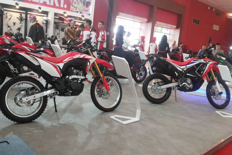 CRF 150L dan CRF 250 Africa Twin yang dipajang di booth Honda di arena Indonesia International Motor Show (IIMS) 2018.