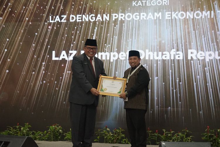 Berkah kepercayaan donatur dalam melayani penerima manfaat, Dompet Dhuafa terima penghargaan Baznas Award 2023, Jakarta, Selasa (21/3/2023).
