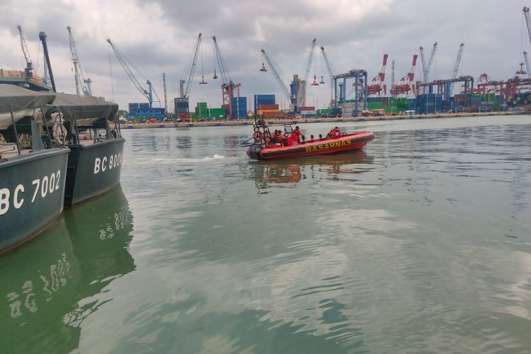 Tim SAR turunkan tim dengan perahu karet untuk mencari Sakur yang dilaporkan melompat dari Jembatan Suramadu, Rabu (8/6/2022).