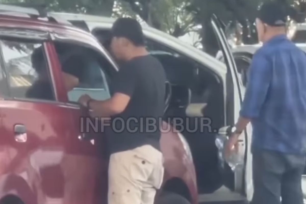 Video viral menampilkan pengemudi mobil putih memukul pengemudi mobil merah di depan Mall Ciputra Jatikarya, Jatisampurna, Kota Bekasi, menuju Citra Grand, Selasa (10/9/2024). 