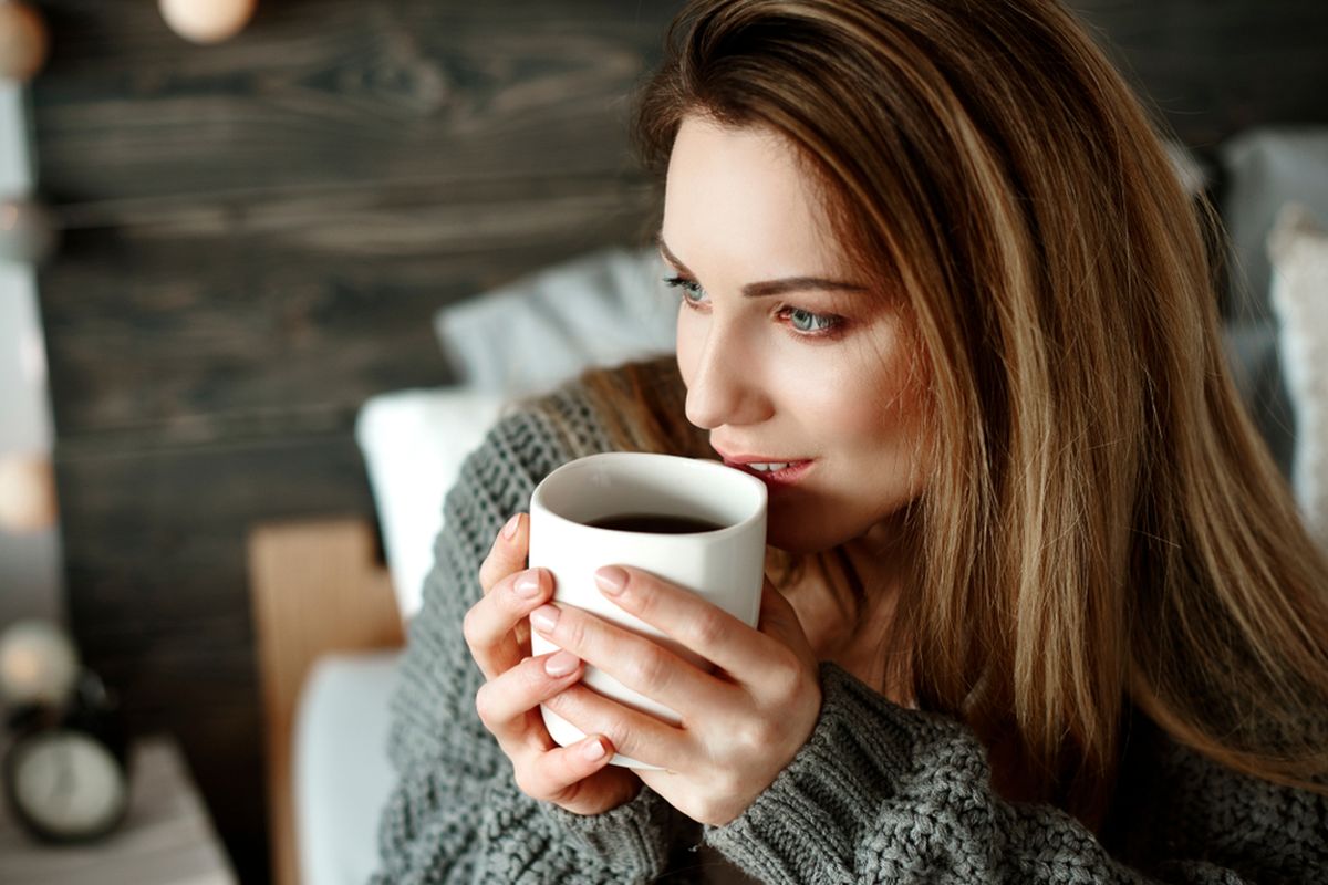 Ilustrasi minum kopi di pagi hari. Ilmuwan sarankan konsumsi kopi setelah sarapan agar gula darah dan metabolisme tubuh tidak terganggu.