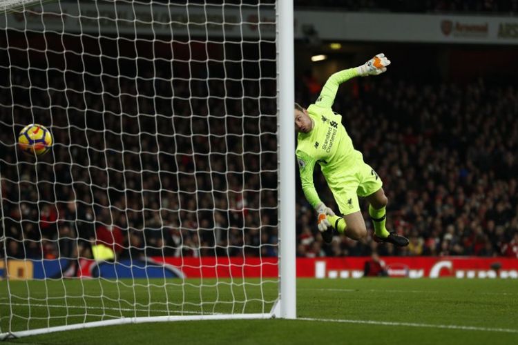 Kiper Liverpool, Simon Mignolet, gagal mengantisipasi tendangan jarak jauh gelandang Arsenal, Granit Xhaka, pada pertandingan Premier League di Stadion Emirates, Jumat (22/10/2017).