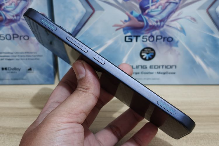 Bagian bingkai kanan Infinix GT 50 Pro yang dilengkapi berbagai tombol dan fitur GT Trigger.