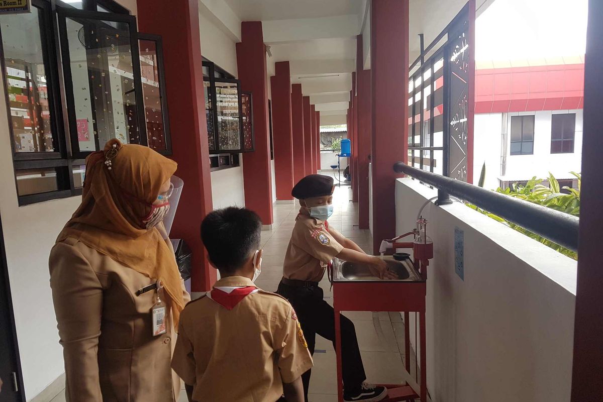 Uji coba sekolah tatap muka di SDN Palmerah 03, Jakarta Barat, Rabu (7/4/2021).