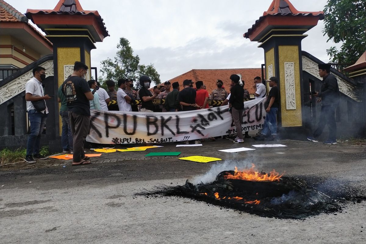 Massa aksi membakar ban saat menyampaikan keluhan selama rekrutmen PPK