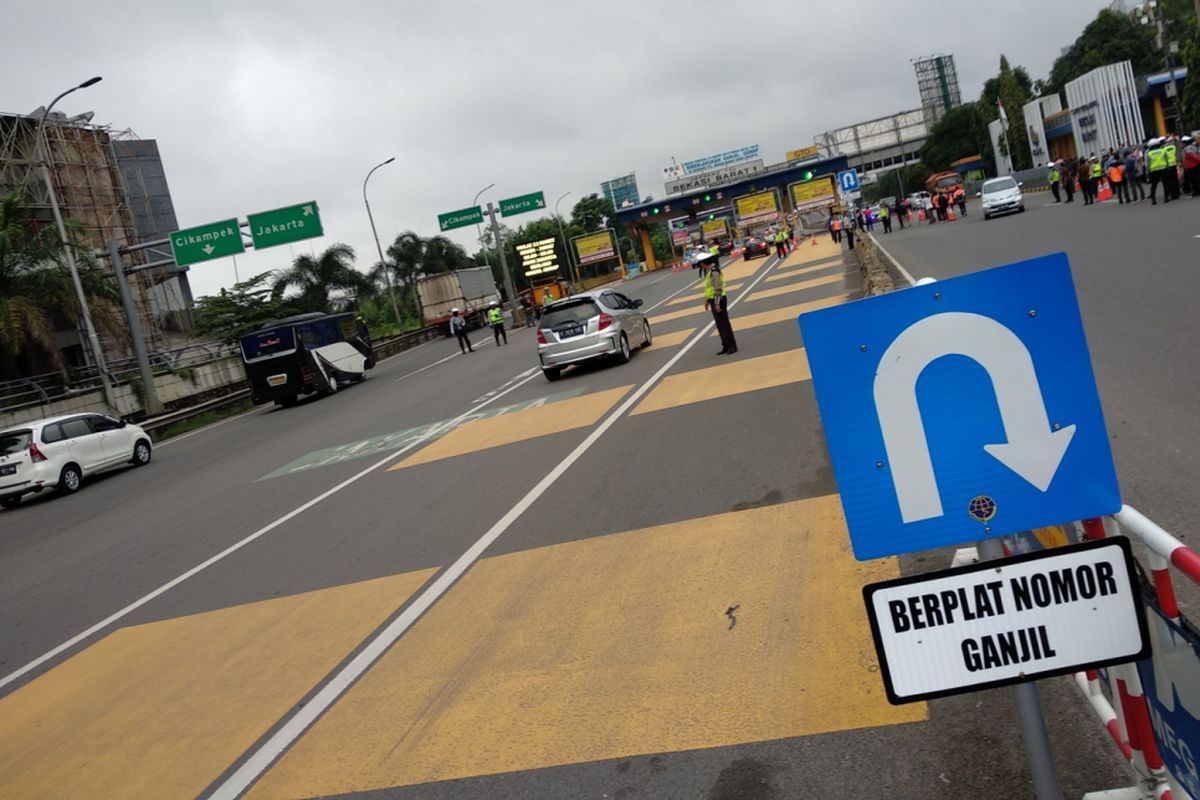 Kondisi gerbang tol Bekasi Barat, Senin (12/3/2018) saat pemberlakuan pertama kebijakan ganjil genap