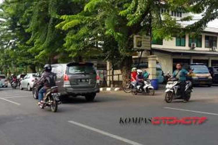 Sepeda motor melawan arus di dekat Polsek Kebayoran Lama, Jumat (9/10/2015).